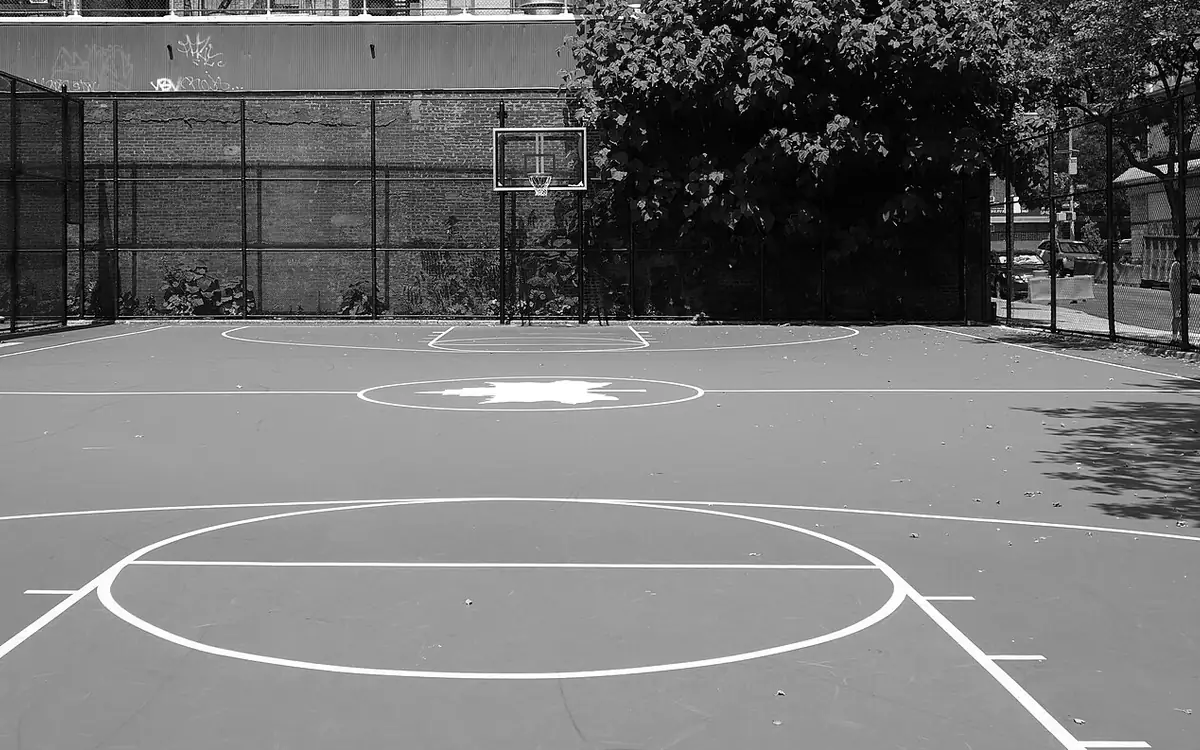 Freiplatz mit Basketballkorb, Mittelkreis und weißen Feldlinien