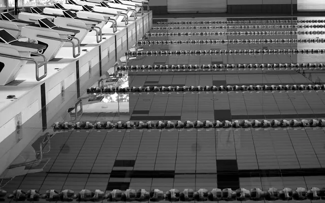 Leeres Schwimmbecken mit Startblöcken und Leinen zwischen den Bahnen
